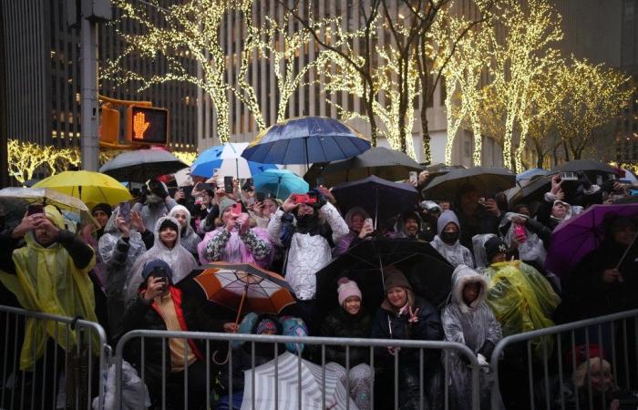 La pioggia non riesce a smorzare la 98esima parata del Ringraziamento di Macy’s 2024 a New York mentre i festaioli vestiti di poncho riempiono le strade: foto