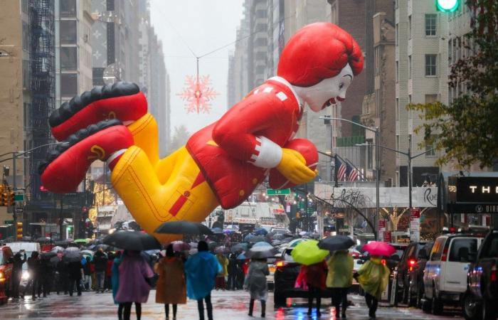 La pioggia non riesce a smorzare la 98esima parata del Ringraziamento di Macy’s 2024 a New York mentre i festaioli vestiti di poncho riempiono le strade: foto