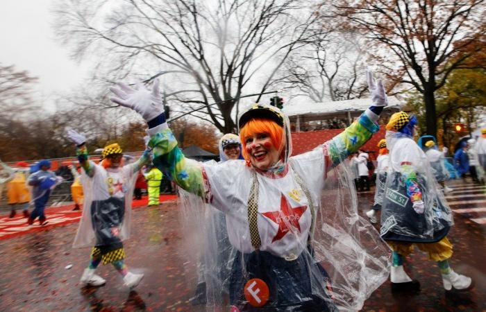 La pioggia non riesce a smorzare la 98esima parata del Ringraziamento di Macy’s 2024 a New York mentre i festaioli vestiti di poncho riempiono le strade: foto