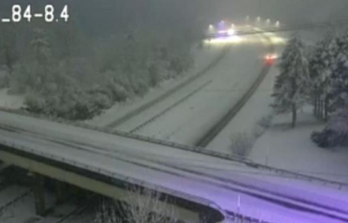 La tempesta invernale con forti nevicate mette in ginocchio i viaggi del Ringraziamento