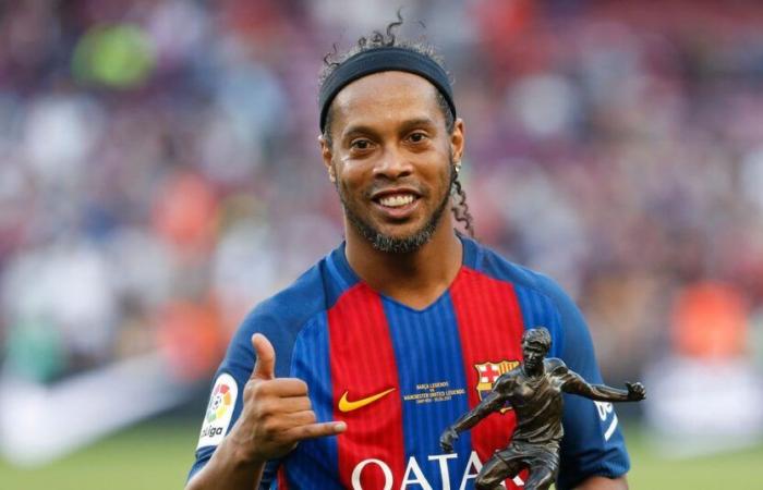 GUARDA: Ronaldinho segna una punizione tipica del Barcellona nel Legends Clasico