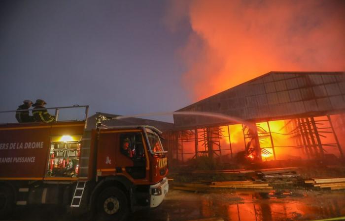 Due edifici industriali distrutti da un incendio nella Drôme