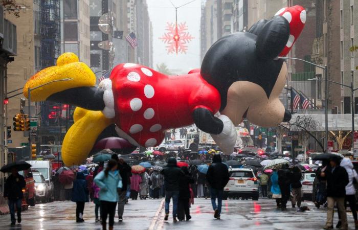 La pioggia non riesce a smorzare la 98esima parata del Ringraziamento di Macy’s 2024 a New York mentre i festaioli vestiti di poncho riempiono le strade: foto