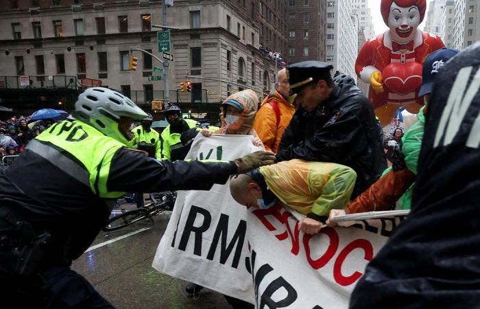 I manifestanti anti-israeliani cercano di bloccare il percorso della parata del Giorno del Ringraziamento di Macy