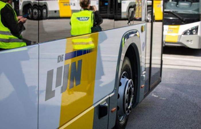 Un passeggero dell’autobus tenta di sfuggire al controllo e fugge sui binari del treno