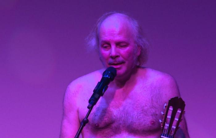 VIDEO. Philippe Katerine nudo durante il suo concerto al Mucem per chiudere la mostra “Paradis naturistes”