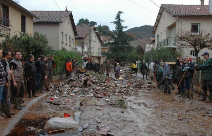 Il giorno dopo l'alluvione di Sorgues nel 2014, mobilitazione dei cittadini per aiutare le vittime di Saint-Affrique