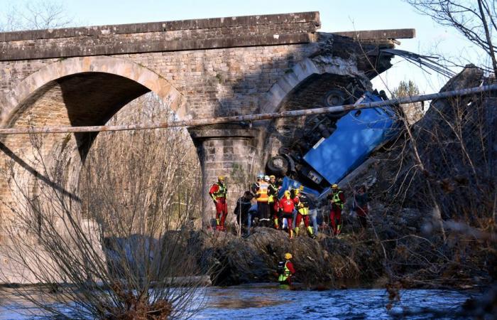 il suo camion era caduto dal ponte crollato, l’autista ritorna sul luogo dell’incidente