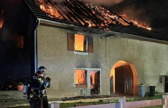 Pont-sur-l'Ognon. Una casa distrutta da un incendio nel cuore della notte