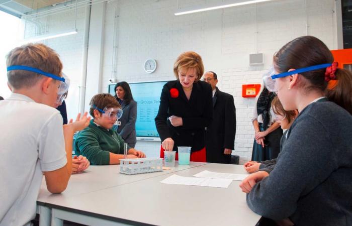 Margareta ed Elena dalla Romania visitano la Cambridge School di Bucarest