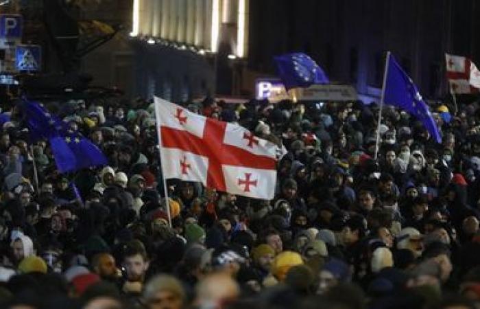 In Georgia la polizia spara gas lacrimogeni contro i manifestanti favorevoli all’integrazione del Paese nell’Unione europea