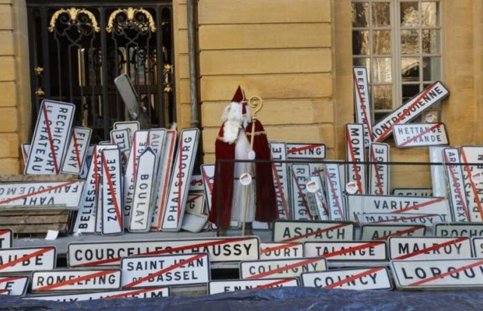 centinaia di cartelli comunali davanti al municipio di Metz