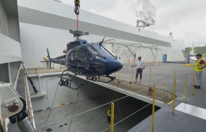 la nave Canopée che ritorna a Kourou con a bordo elementi del lanciatore e un elicottero