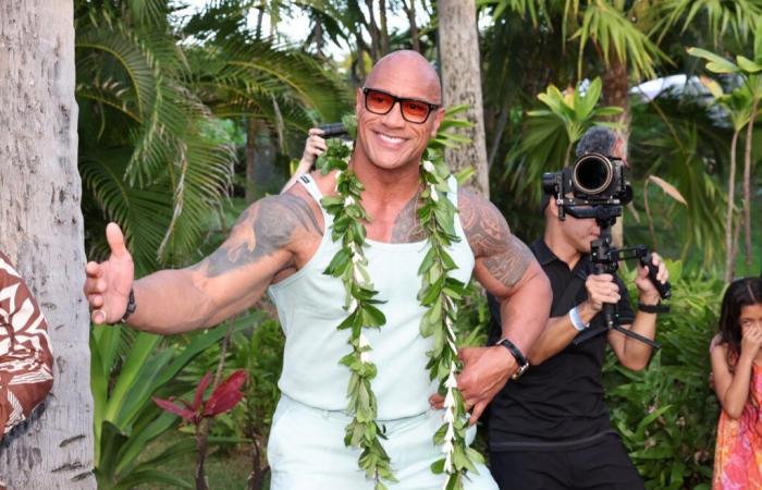 Dwayne Johnson e sua madre ballano alla première di ‘Moana 2’