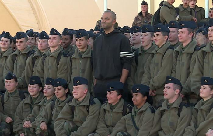 Tony Parker accolto come un eroe nella base militare 722 di Saintes. Condivide la sua esperienza con gli studenti delle scuole superiori militari