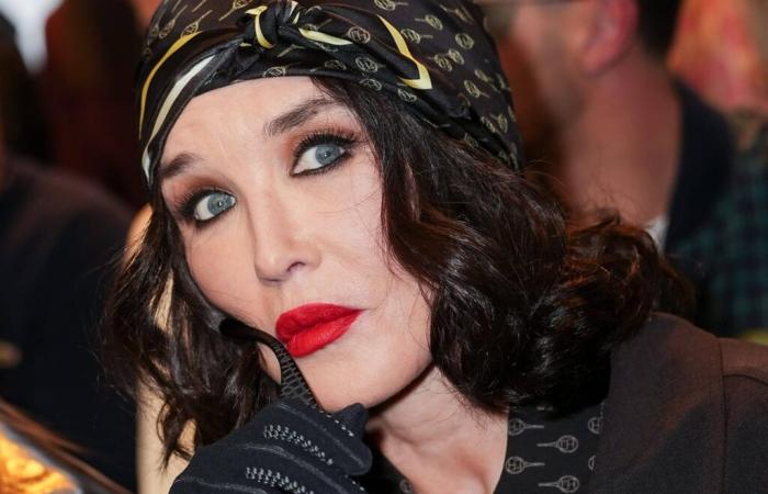 Isabelle Adjani adotta la frangia a tendina per valorizzare i suoi occhi azzurri