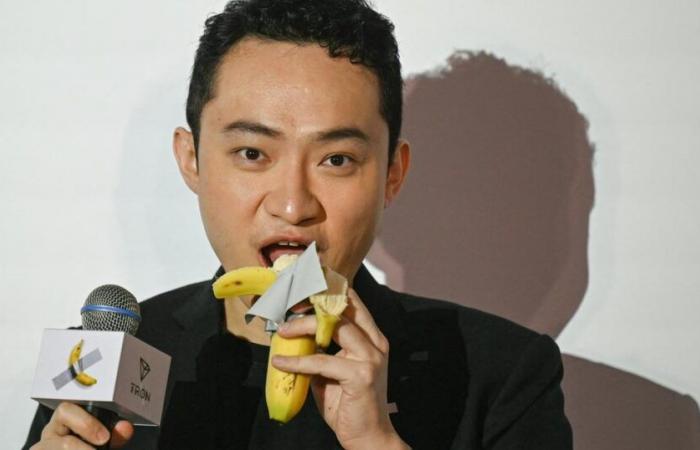 È questo il boccone più costoso della storia? Justin Sun ha mangiato la banana comprata per 6 milioni di euro