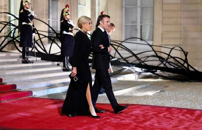 Abito con spacco e tacchi a spillo, Brigitte Macron elegante per una nuova cena di stato