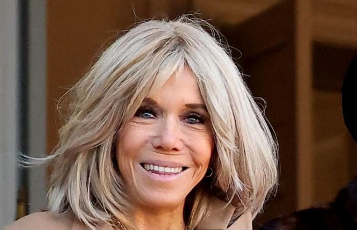 In camice bianco, grande sciarpa e guanti, Brigitte Macron fa un'apparizione straordinaria a Notre-Dame de Paris: Femme Actuelle Le MAG