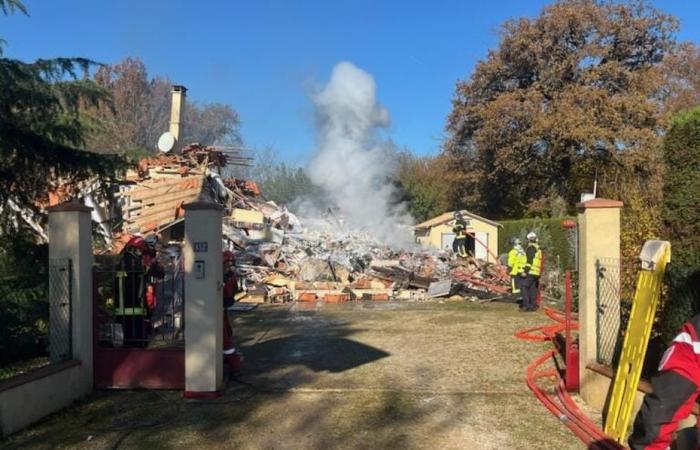 i servizi di emergenza cercano un uomo sotto le macerie