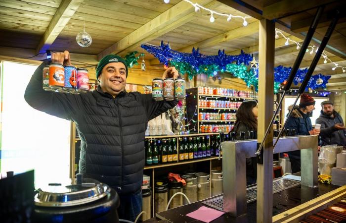 A Bruxelles inizia ufficialmente la stagione del vin brulè: Grand-Place gremita di gente, folla immensa per l’apertura del mercatino di Natale (FOTO)