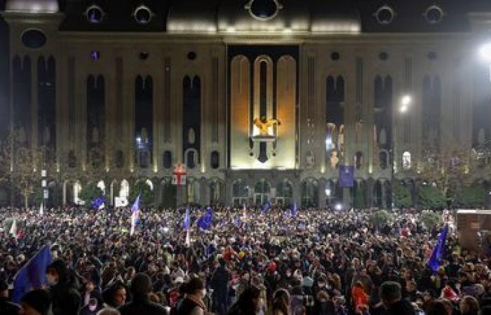 migliaia di manifestanti pro-UE si riuniscono nuovamente a Tbilisi