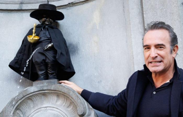 il famoso Manneken Pis vestito da Zorro