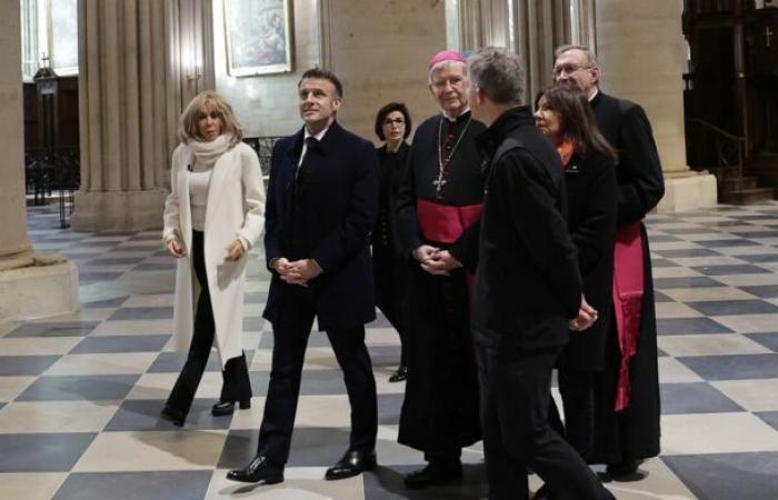 In camice bianco, grande sciarpa e guanti, Brigitte Macron fa un'apparizione straordinaria a Notre-Dame de Paris: Femme Actuelle Le MAG