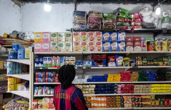 In Sud Africa, i commercianti stranieri sono stati presi di mira dopo che almeno 24 bambini sono morti per intossicazione alimentare