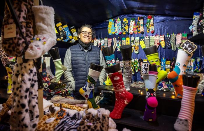 A Bruxelles inizia ufficialmente la stagione del vin brulè: Grand-Place gremita di gente, folla immensa per l’apertura del mercatino di Natale (FOTO)