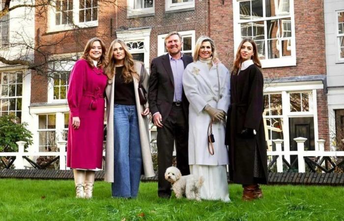 La famiglia reale olandese posa con il proprio cane nel beghinaggio di Amsterdam per il tradizionale servizio fotografico di fine anno