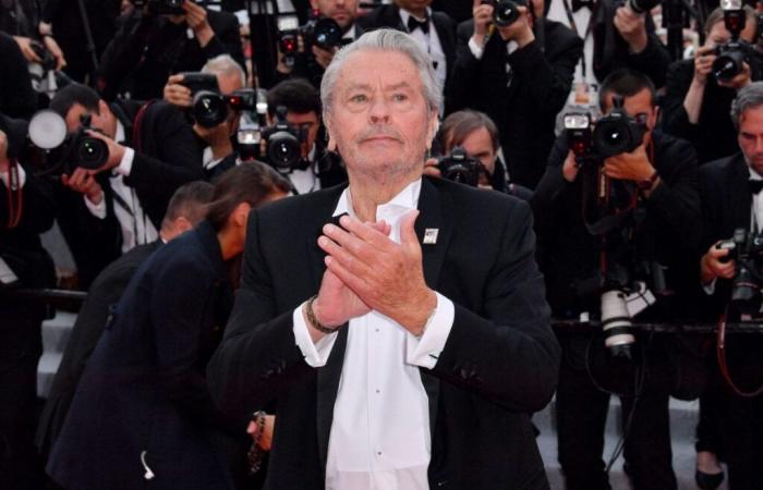 Alain Delon bisessuale? Il figlio Antonio rompe il silenzio: “Vi risponderò”