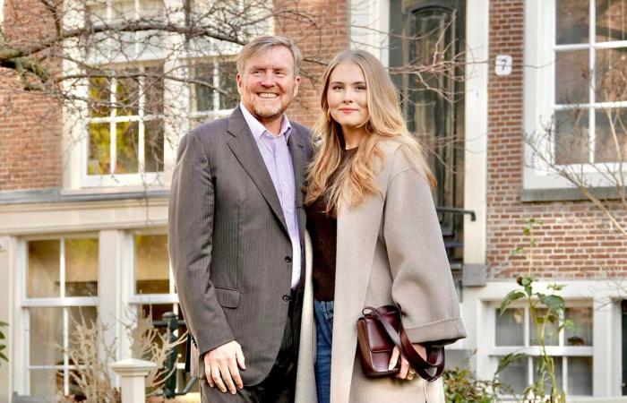 La famiglia reale olandese posa con il proprio cane nel beghinaggio di Amsterdam per il tradizionale servizio fotografico di fine anno