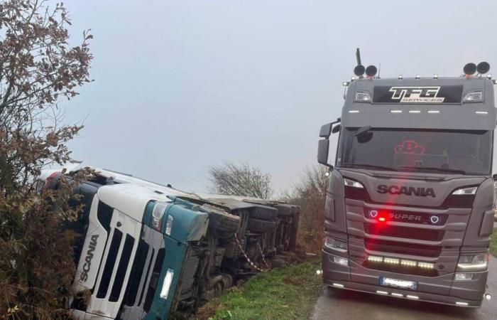 Nel Morbihan, un camion giace nel fosso, l'autista esce dal finestrino e se ne va