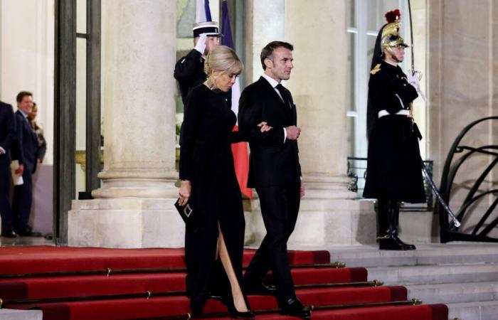 Glamour Brigitte Macron: abito con spacco, tacchi XXL e collana imponente… Ha fatto scalpore all'Eliseo