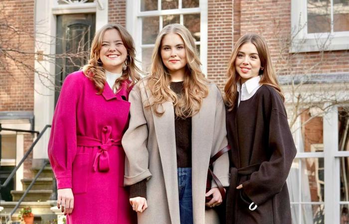 La famiglia reale olandese posa con il proprio cane nel beghinaggio di Amsterdam per il tradizionale servizio fotografico di fine anno