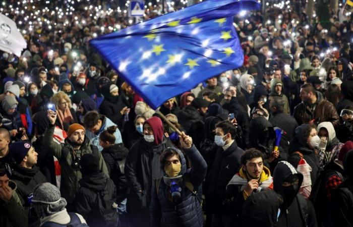 nuovi scontri, la Francia chiede “rispetto del diritto a manifestare pacificamente”