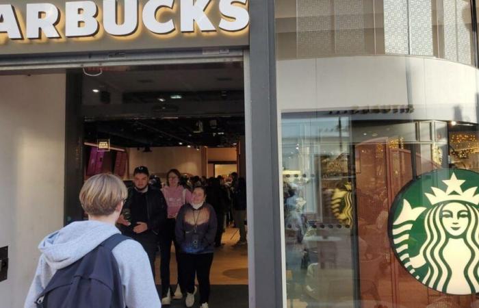 Le Mans: il nuovo Starbucks è pieno per l'inaugurazione