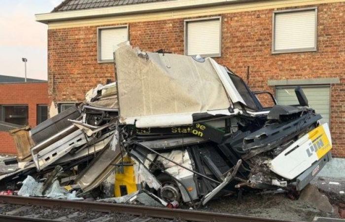 Miseria sui binari: il treno urta l’autobus di linea e anche il freddo provoca ritardi