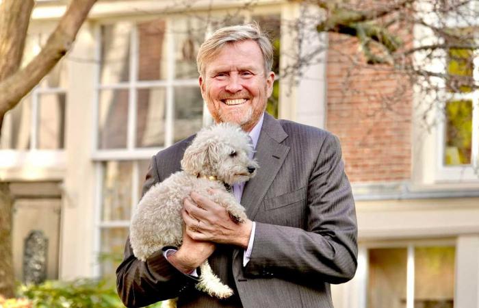 La famiglia reale olandese posa con il proprio cane nel beghinaggio di Amsterdam per il tradizionale servizio fotografico di fine anno