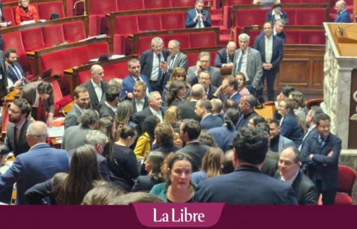 “Triste spettacolo dato ai francesi”, “deplorevole e angosciante”: questa sequenza all’Assemblea nazionale va malissimo (VIDEO)