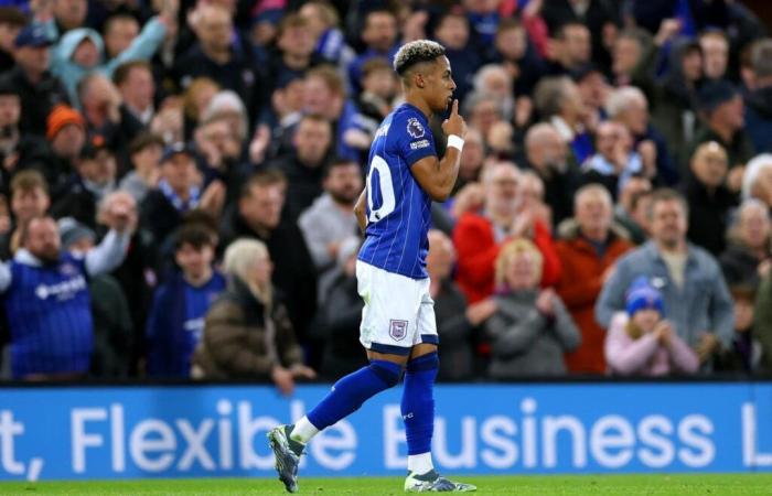 Il bambino prodigio Omari Hutchinson realizza finalmente il destino della Premier League