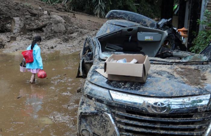 I soccorritori indonesiani cercano i dispersi nelle auto e negli autobus sepolti dopo la frana a Sumatra