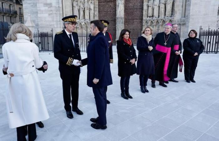 Emmanuel Macron fa la sua ultima visita alla cattedrale, prima della sua riapertura