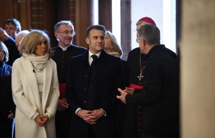 In camice bianco, grande sciarpa e guanti, Brigitte Macron fa un'apparizione straordinaria a Notre-Dame de Paris: Femme Actuelle Le MAG