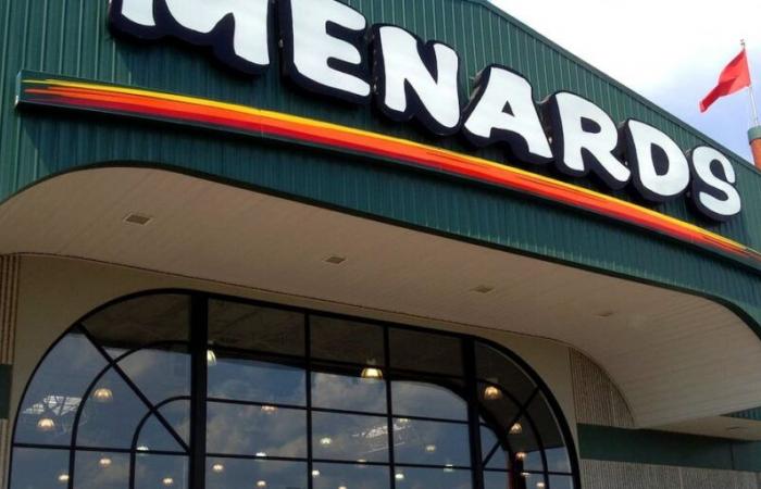 I primi acquirenti affollano Menards per le offerte del Black Friday