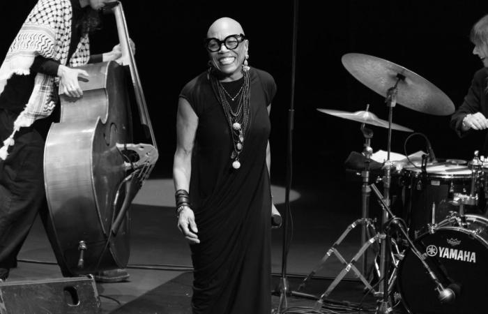 A Courbevoie, uno spettatore sabota il concerto di Dee Dee Bridgewater a causa di una kefiah…