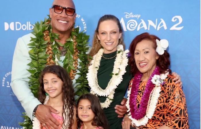 Dwayne Johnson e sua madre ballano per la première di “Moana 2”