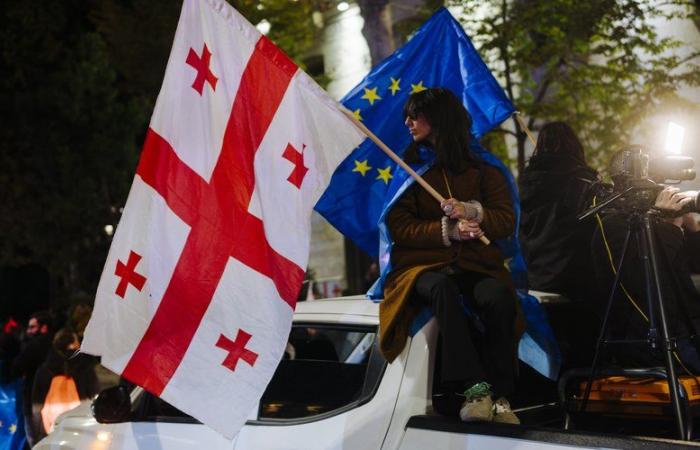 “Sanno che il loro regime autoritario è incompatibile con l’adesione all’Ue”: in Georgia migliaia di manifestanti filo-Unione scendono in piazza