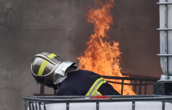 La sua casa esplode quando torna a casa: un uomo sarebbe ancora ricercato sotto le macerie